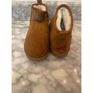 NWOB FOCO Atlanta Braves Women’s Slippers Size 6 Faux Fur Cozy House Shoes